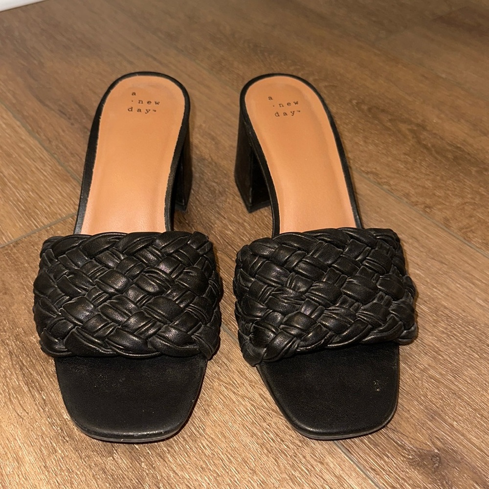 LIKE NEW TARGET SANDALS